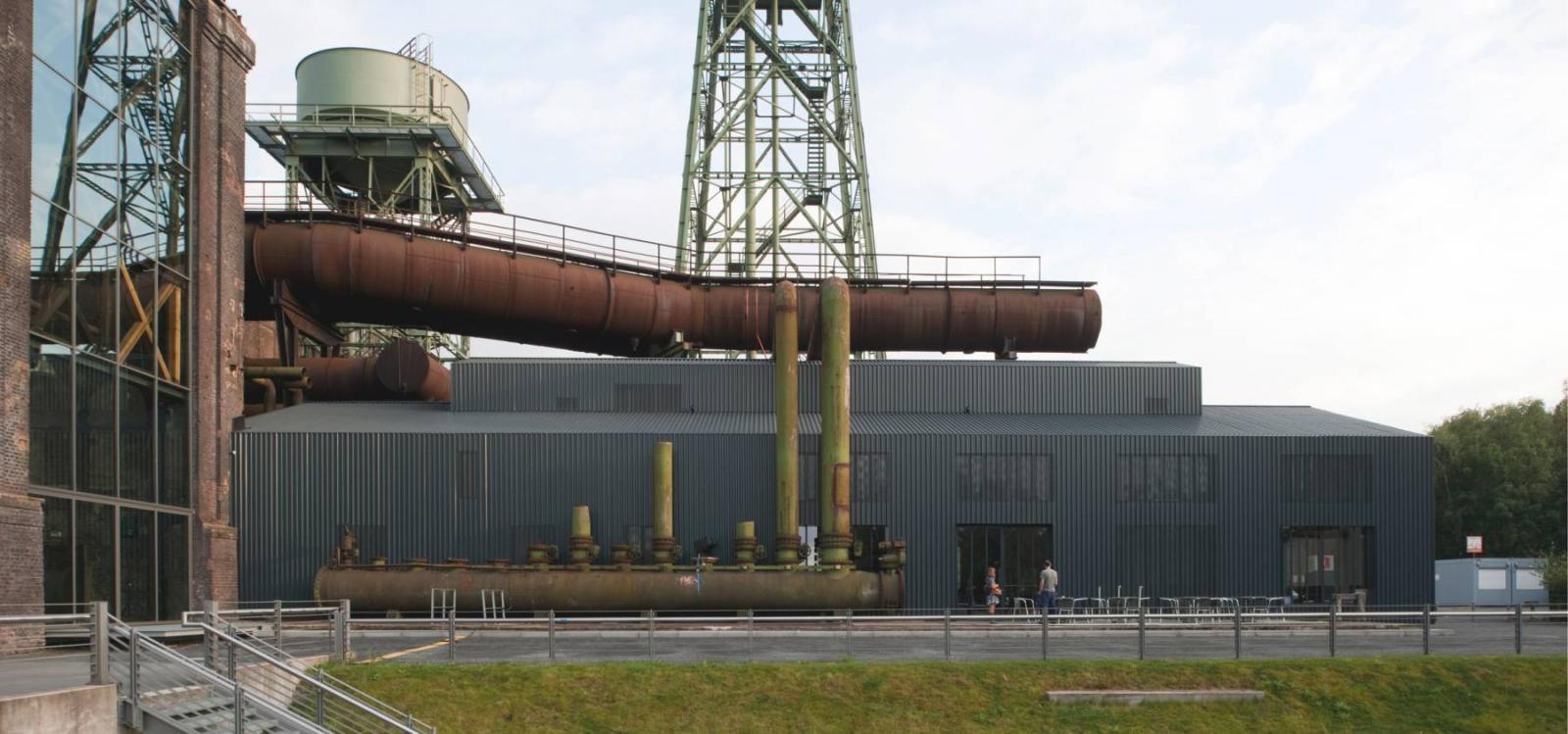 Seitenansicht mit Blick auf die umliegenden Industrie-Relikte