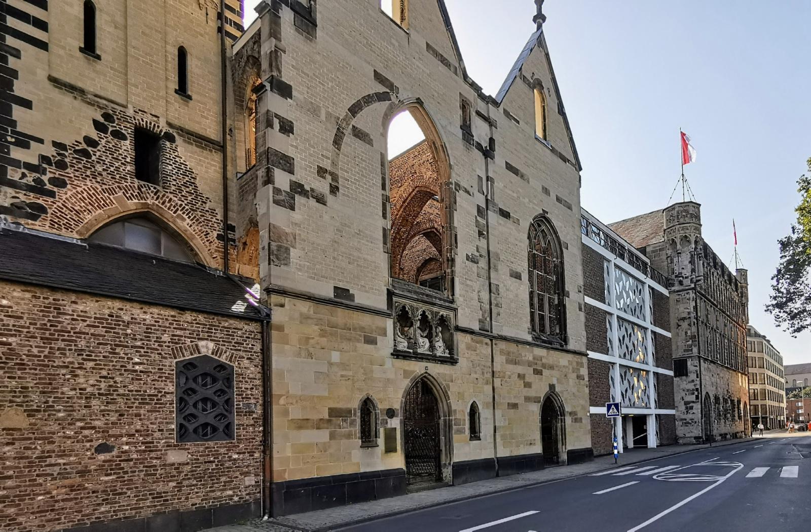 Straßenansicht mit Fassade St. Alban, Neubau und Tanzhaus aus dem 15. Jh.