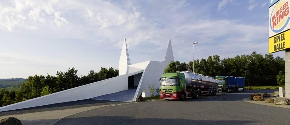 Blick vom Autobahnhof auf die Erschließungsbrücke der Kirche