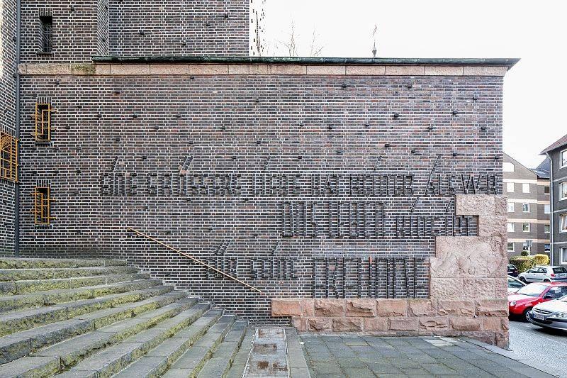 Inschrift und in Sandstein gemeißelter Soldat