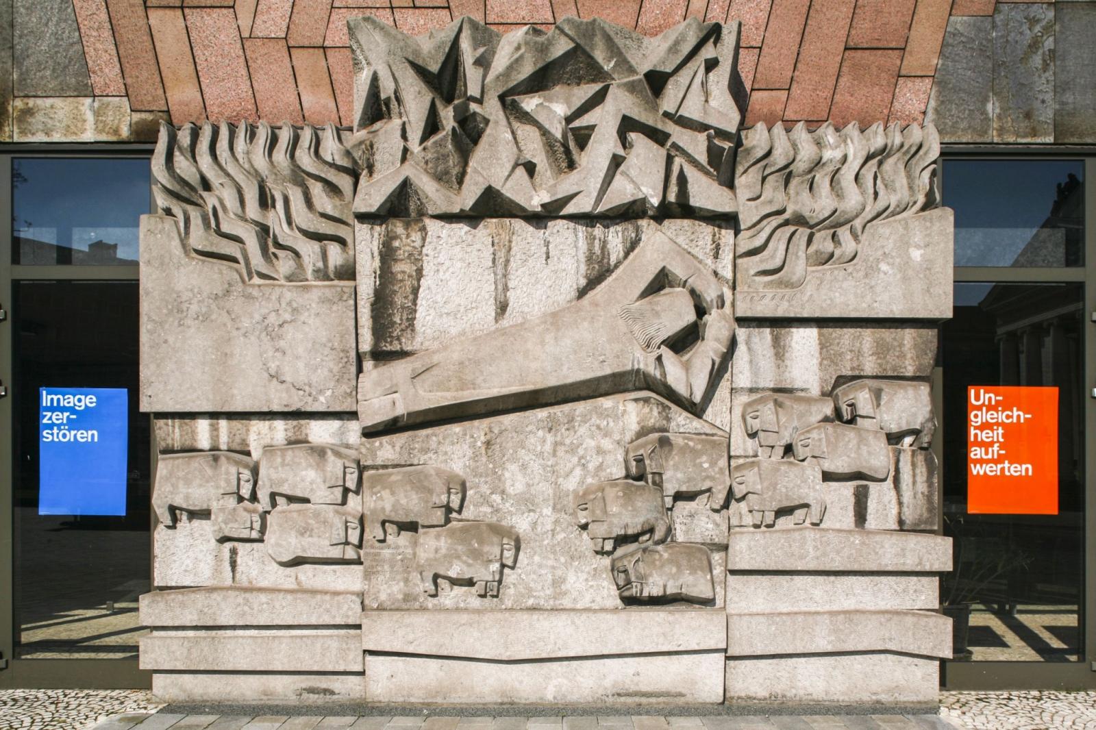 Relief mit brennendem Dornbusch im Eingangsbereich
