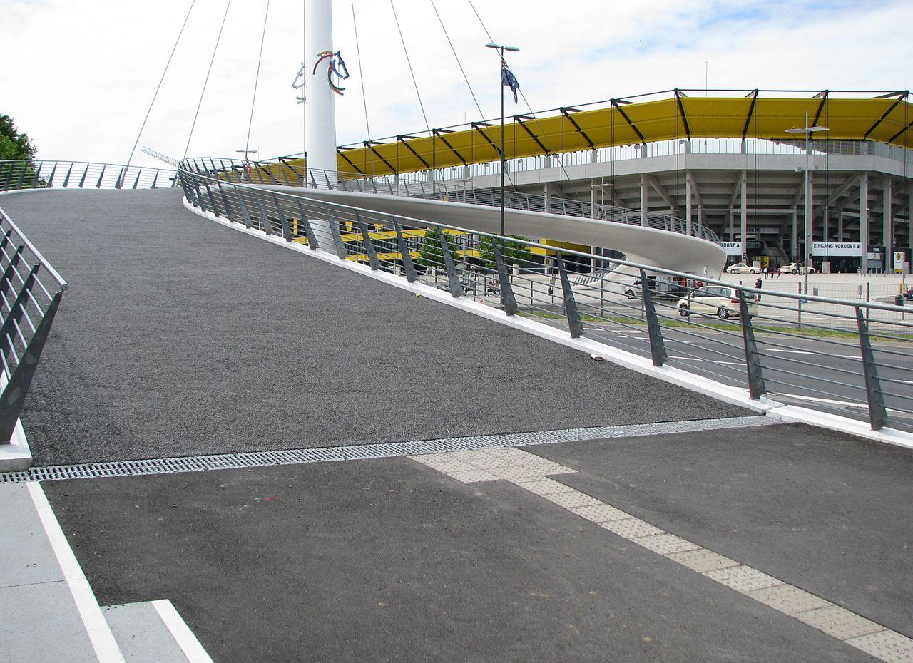 Rampe der Fußängerbrücke mit Aachener Stadion im Hintergrund