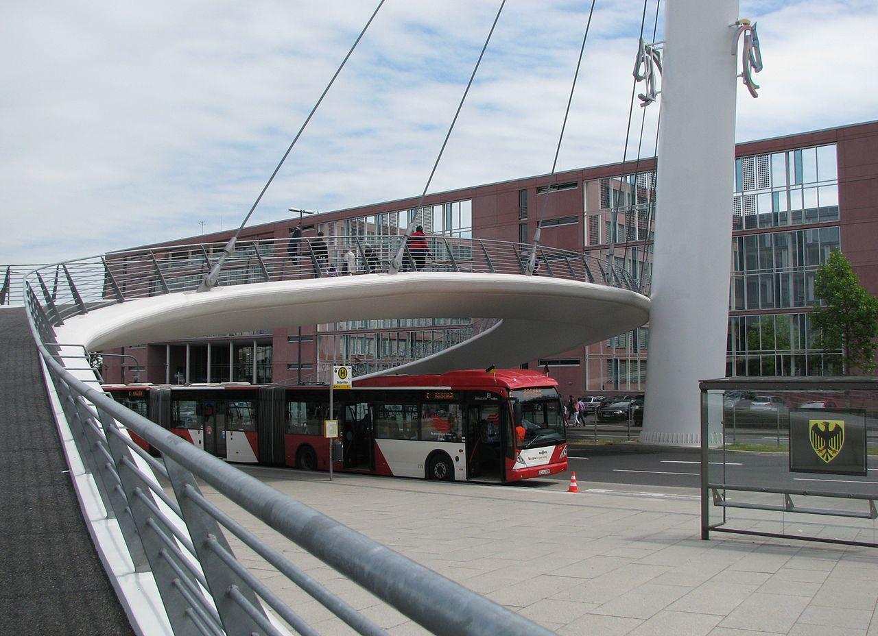 Bushaltestelle unter der Brücke