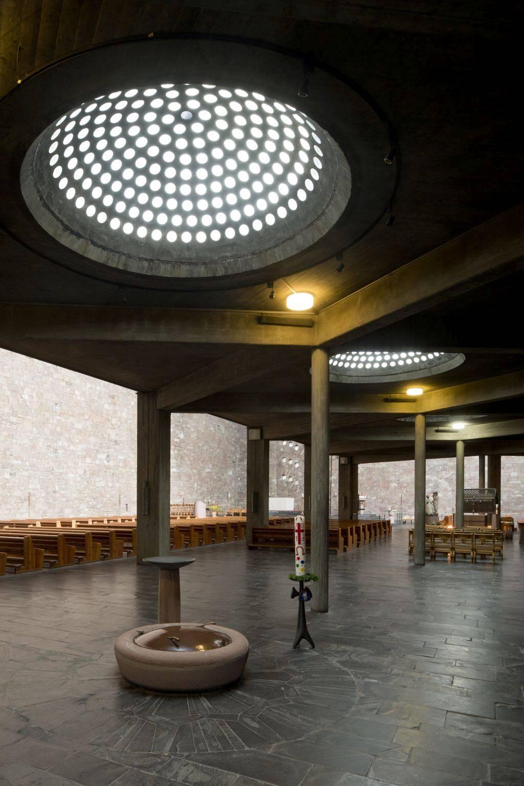 Taufbecken im Seitenschiff