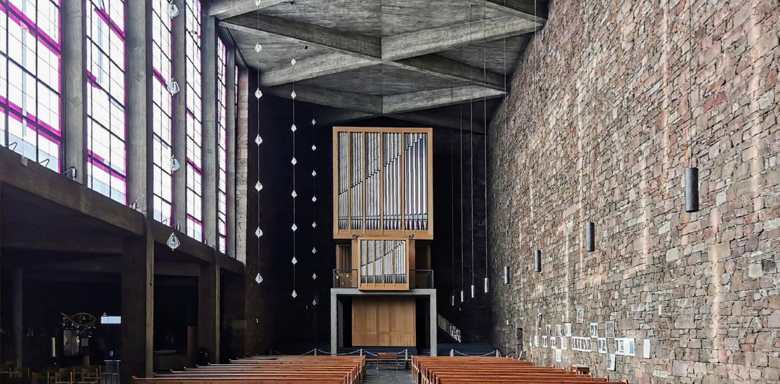Innenansicht mit Blick zur Orgel