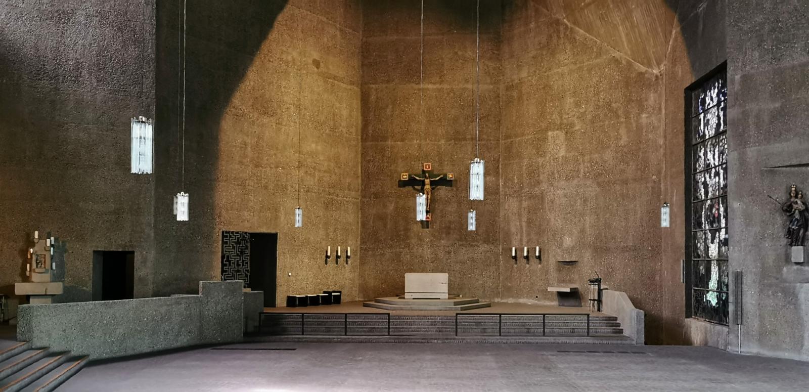 Innenraum St. Gertrud mit Blick Richtung Altar