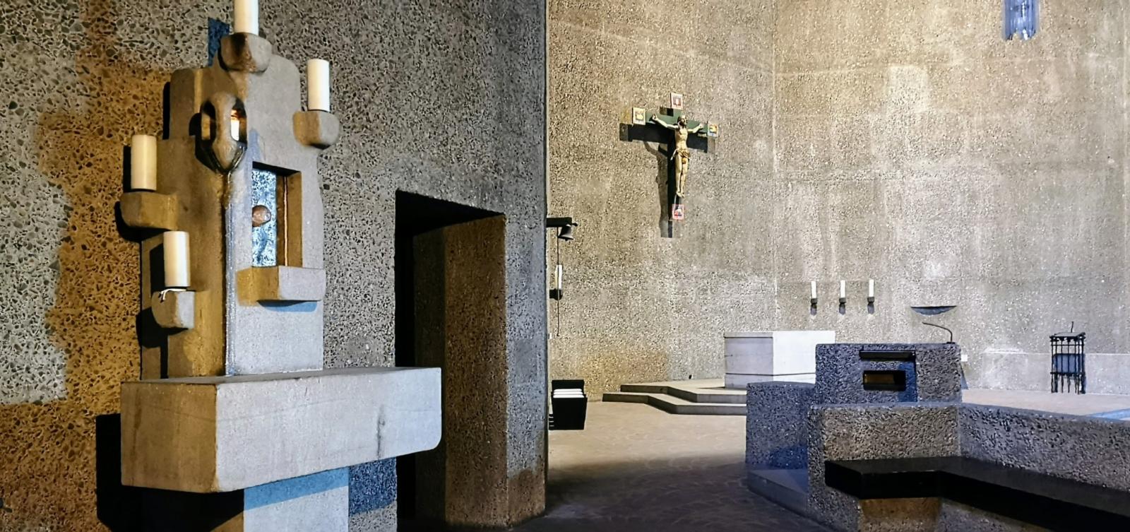 Innenansicht links vom Altar