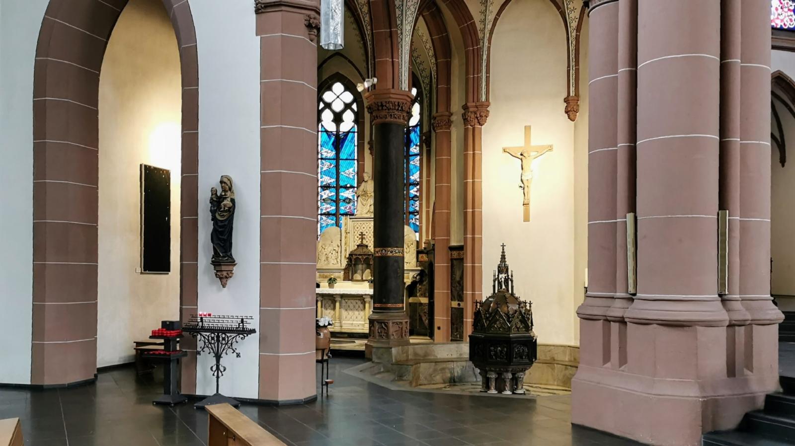 Blick zum Taufbecken in St. Agnes