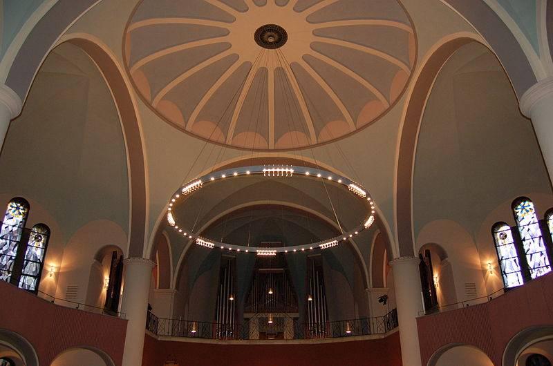 Blick auf Kuppel und Orgel der Erlöserkirche Essen