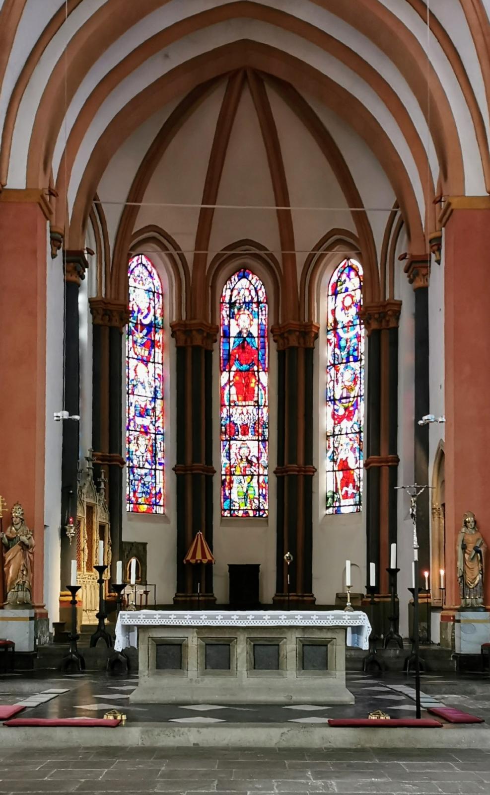 Blick in den Chor von St. Suitbertus in Kaiserswerth