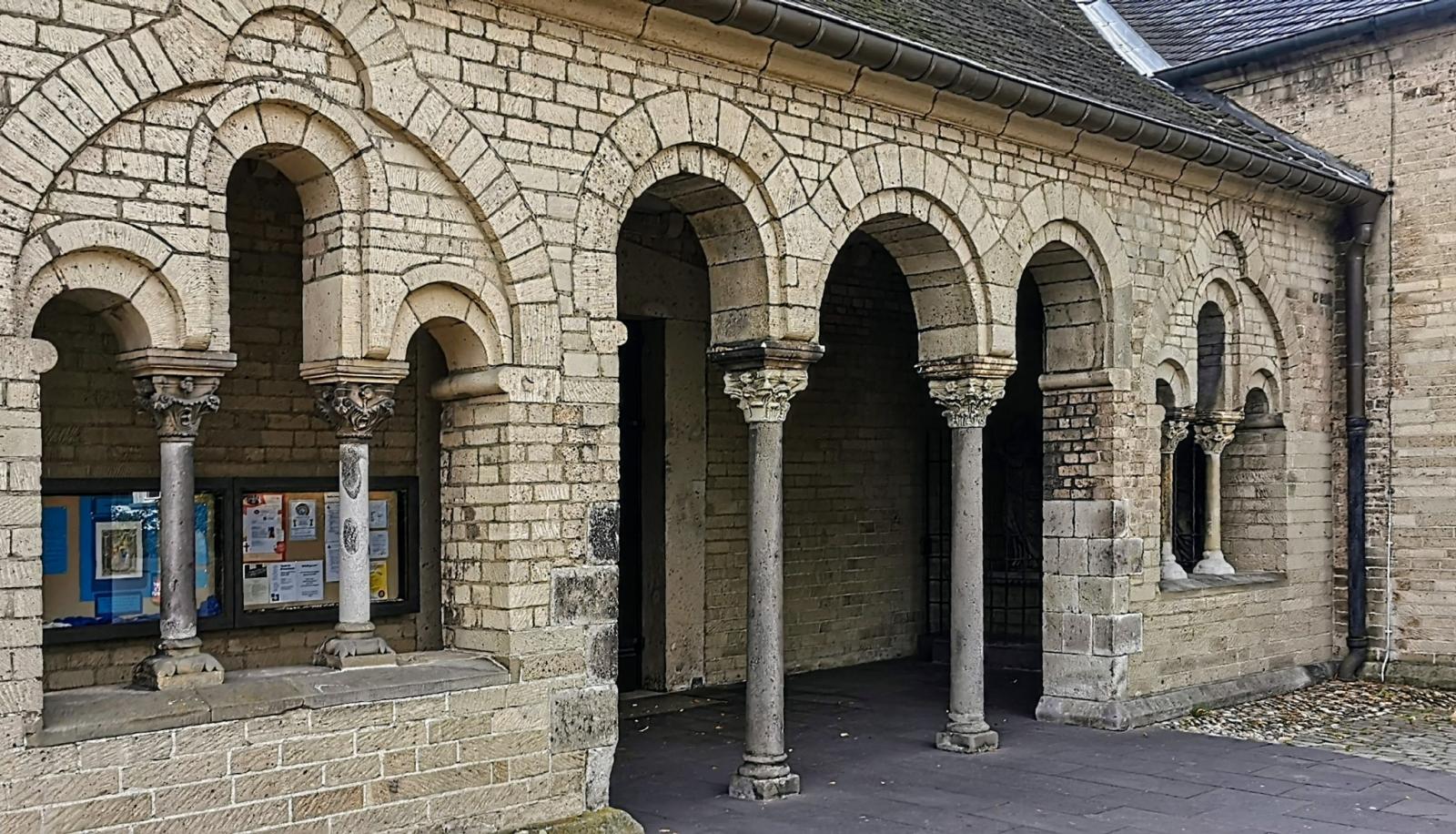 Vorhalle von außen