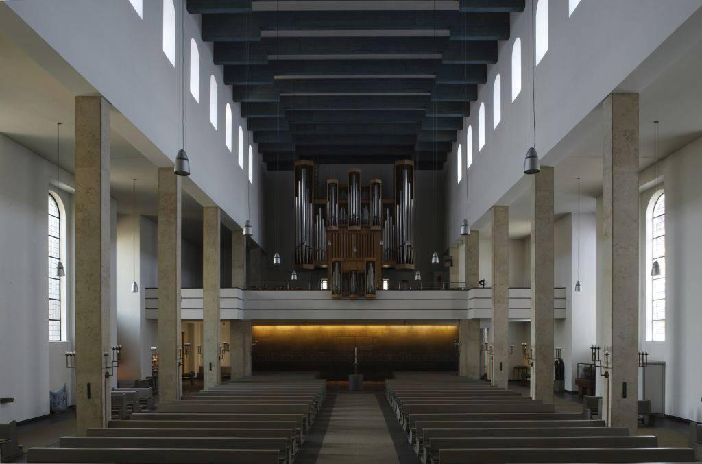 Innenansicht mit Blick zur Orgel