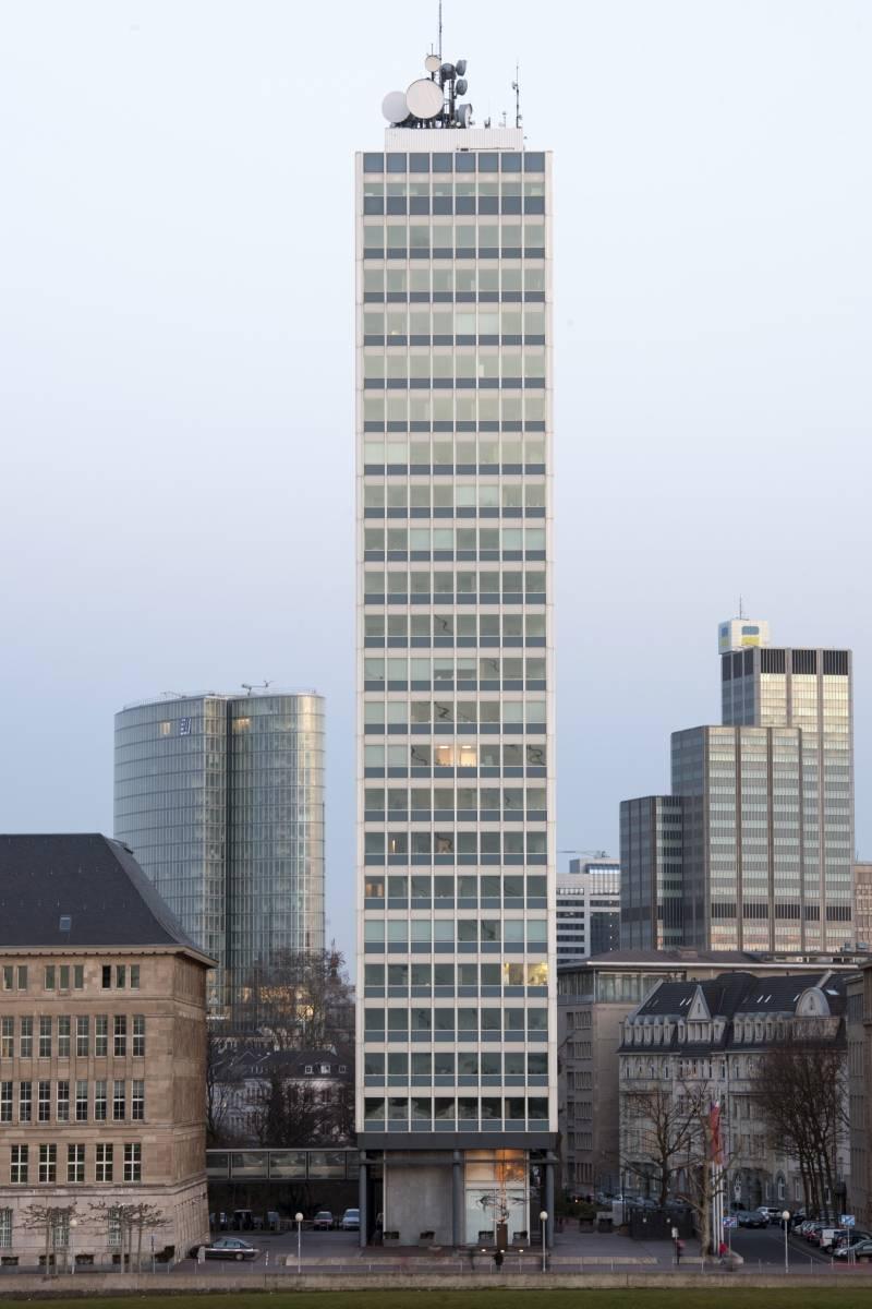 Mannesmann-Hochhaus vom Rhein aus gesehen