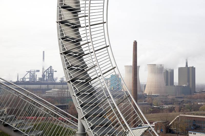 Tiger and Turtle, im Hintergrund Industriegebiet
