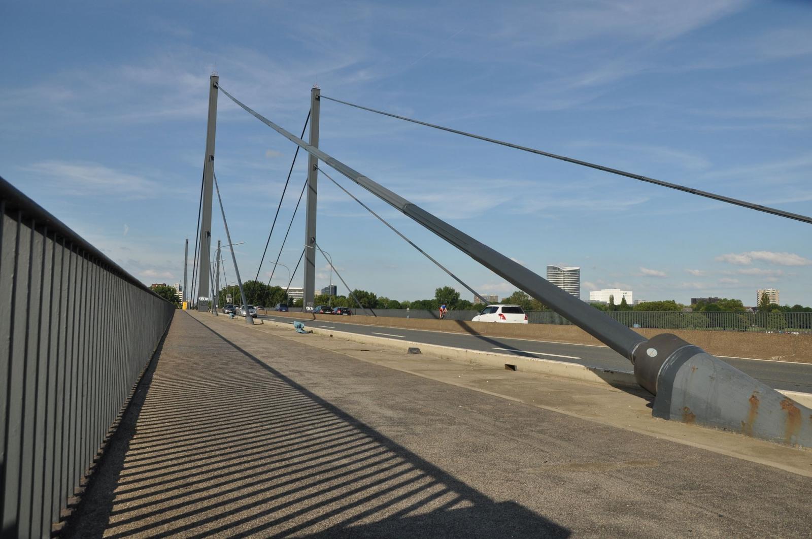 Fahrbahn der Theodor-Heuss-Brücke