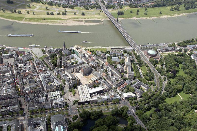 Luftaufnahme der Düsseldorfer Altstadt mit Teilen des Hofgartens