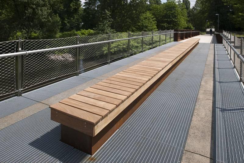 Sitzbänke in der Mitte der Brücke
