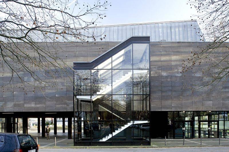 Außenansicht Musiktheater mit verglastem Treppenhaus