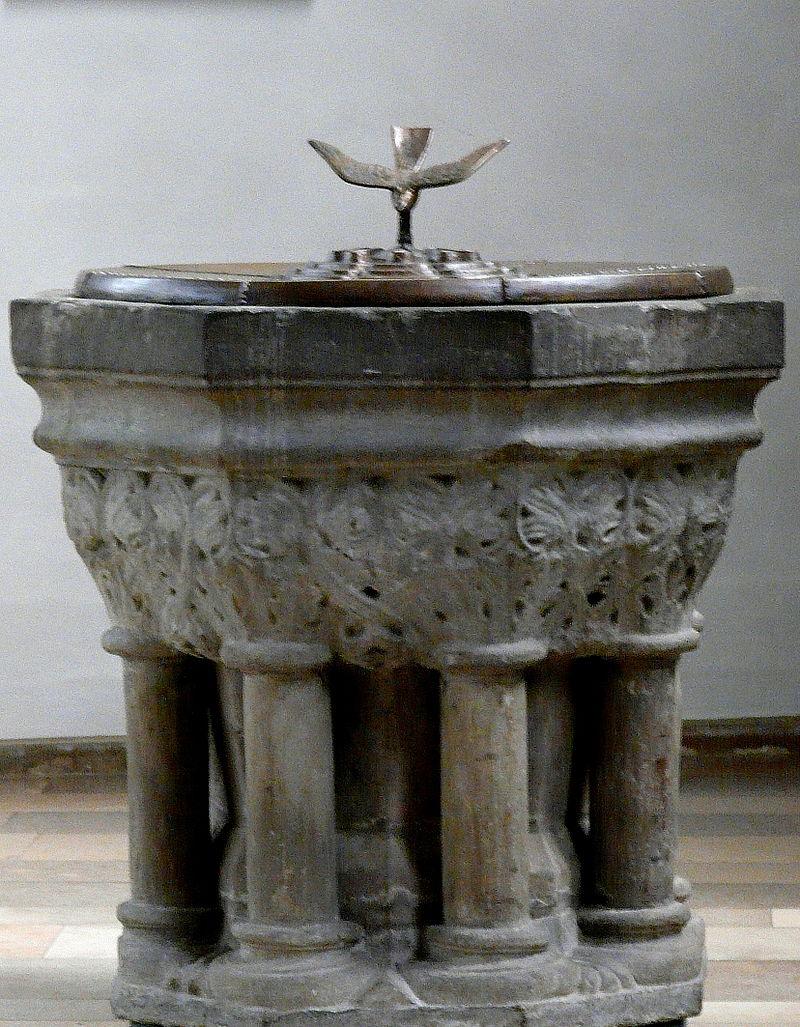 Spätromanischer Taufstein mit Bronzedeckel