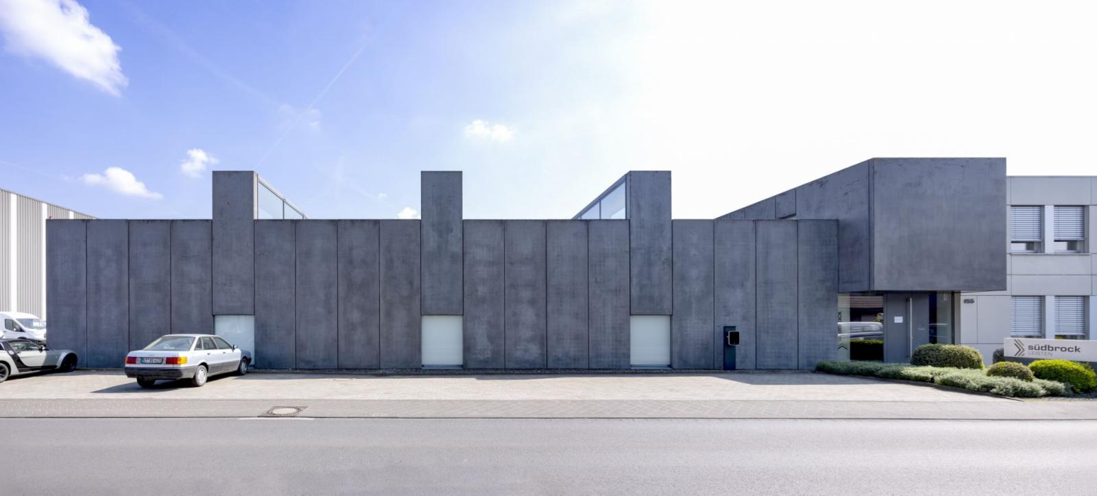 Anthrazitfarbige Frontansicht der Lagerhalle