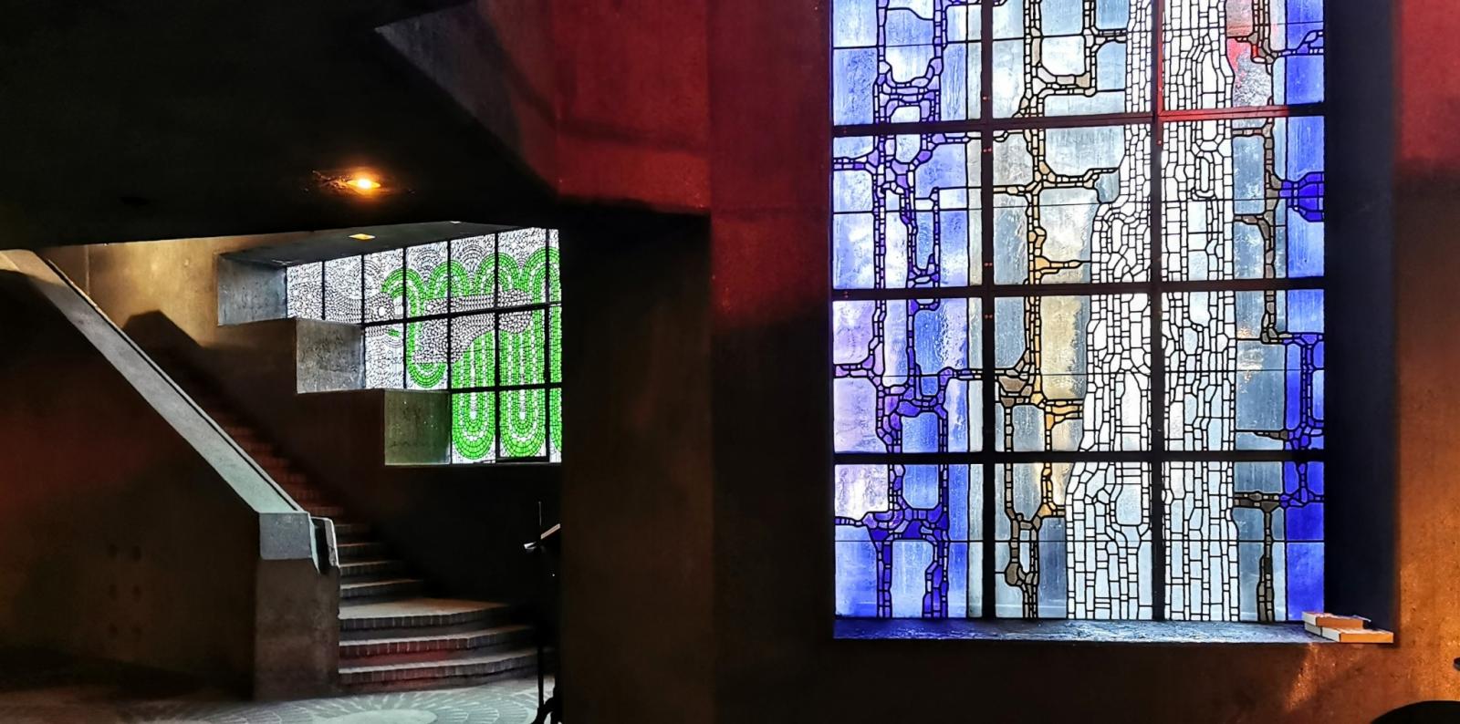 Treppe mit Farbigen Kirchenfenstern