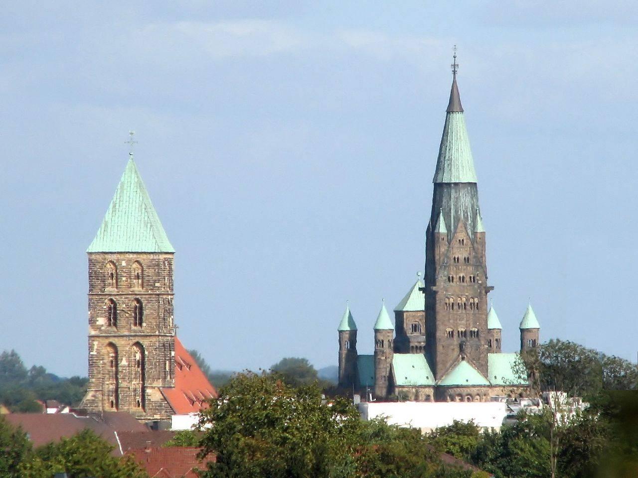Blick auf die Stadt Rheine mit der Stadtkirche St. Dionysius links und der St. Antonius Basilika rechts