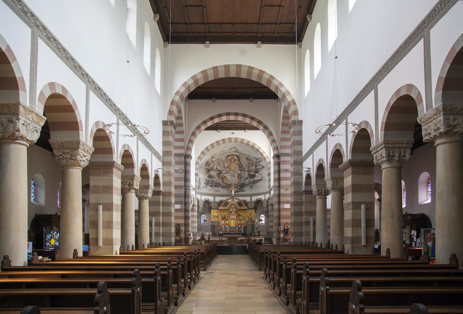 Innenansicht mit Blick nach Osten in den Chor