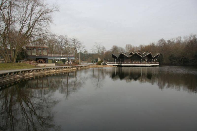 Seeansicht Restaurant Buschmühle (links) und Seepavillon (rechts) 