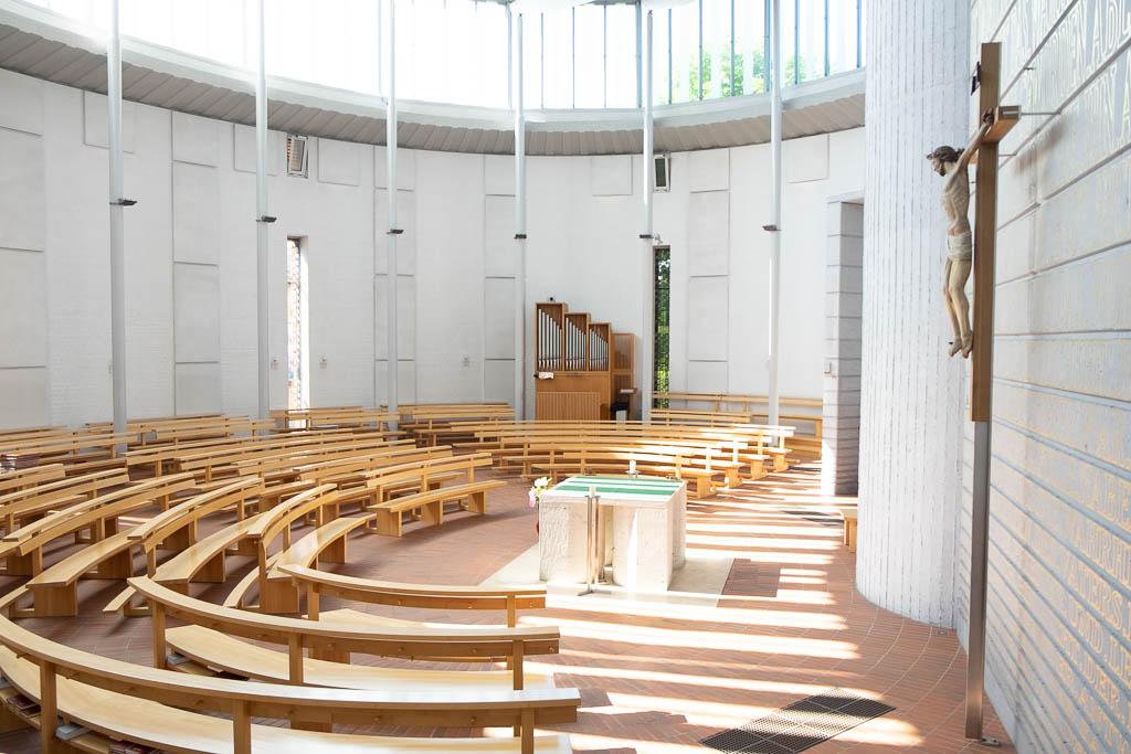 Kirchenraum mit halbkreisförmigen Sitzbänken