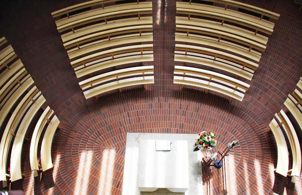 Blick von oben auf Altar und Sitzbänke