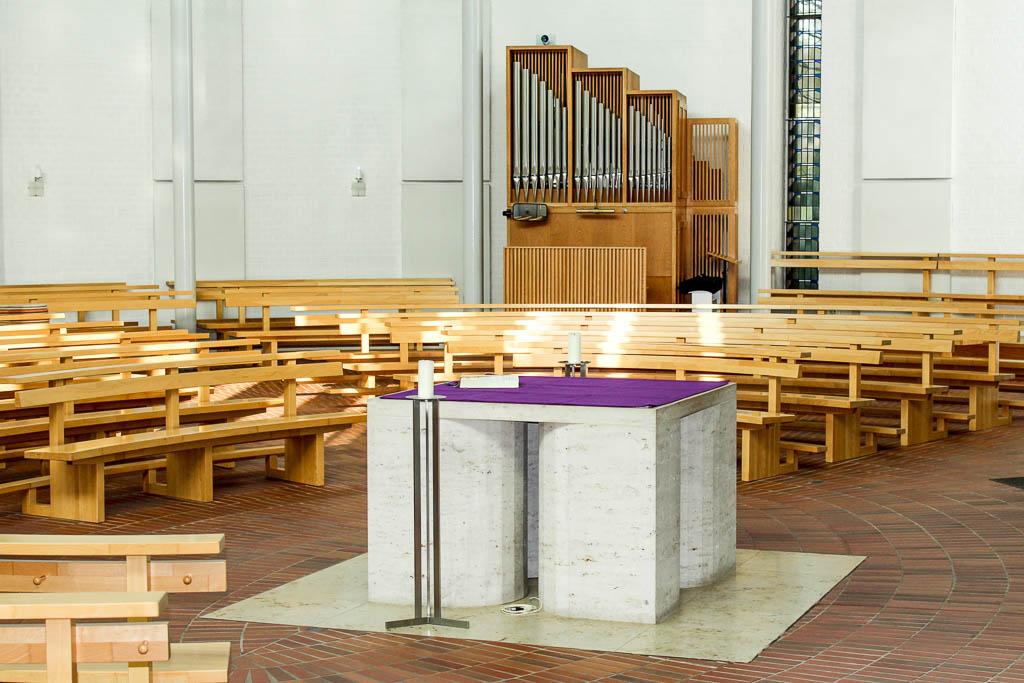 Blick vom Altar in Richtung Orgel