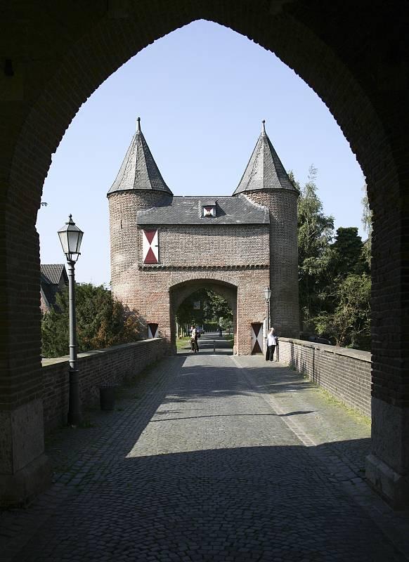 Blick von der Durchfahrt des Haupttors auf das Vortor