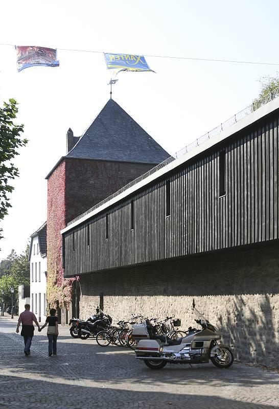 Wehrgang der Stadtmauer mit Blick auf den Meerturm
