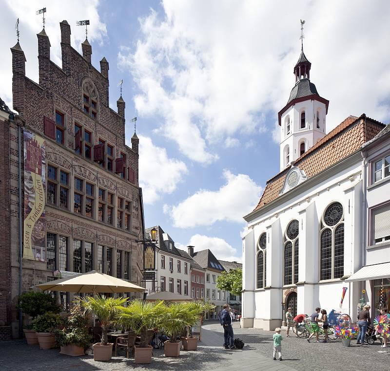 Ev. Kirche und gotisches Haus
