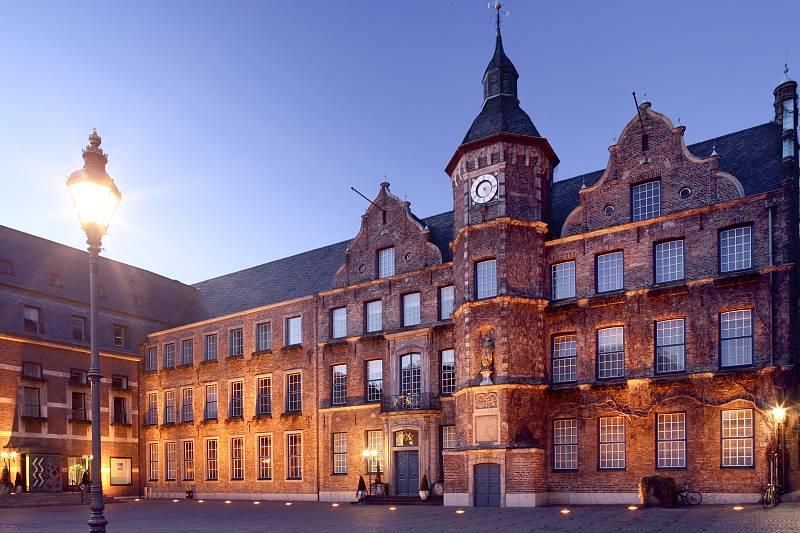 Düsseldorfer Rathaus bei Dämmerung