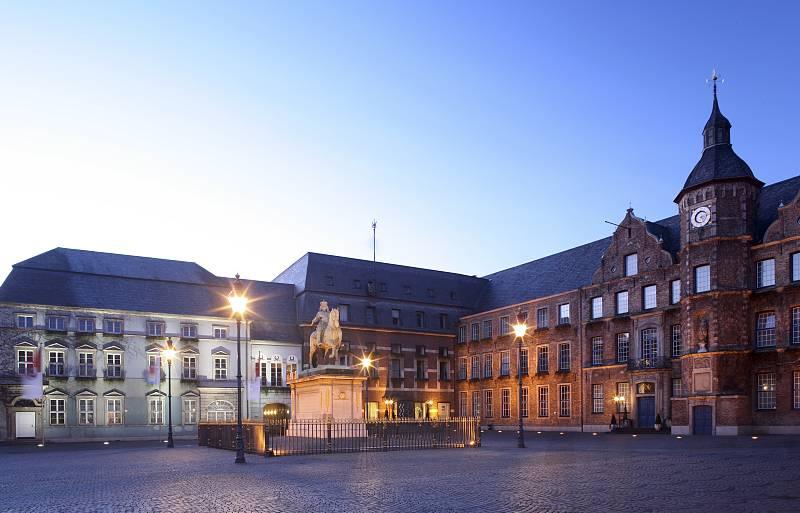 Marktplatz mit Reiterstandbild bei Dämmerung