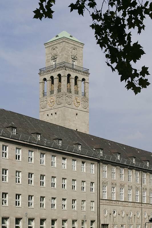 Rathausfassade und Turm