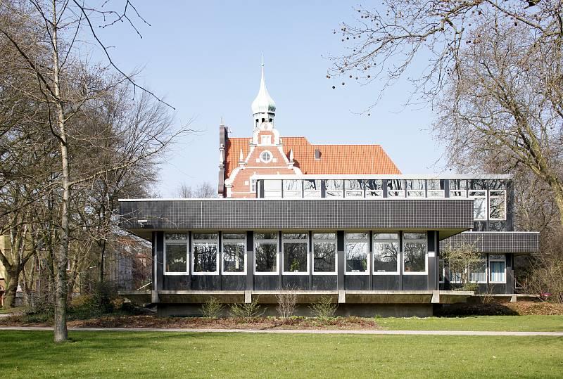 Neubau Gesundheitsamt, im Hintergrund das Rathaus