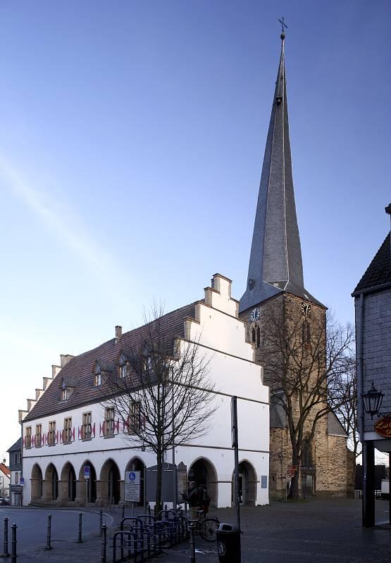 Altes Rathaus, im Hintergrund die Kirche St. Viktor