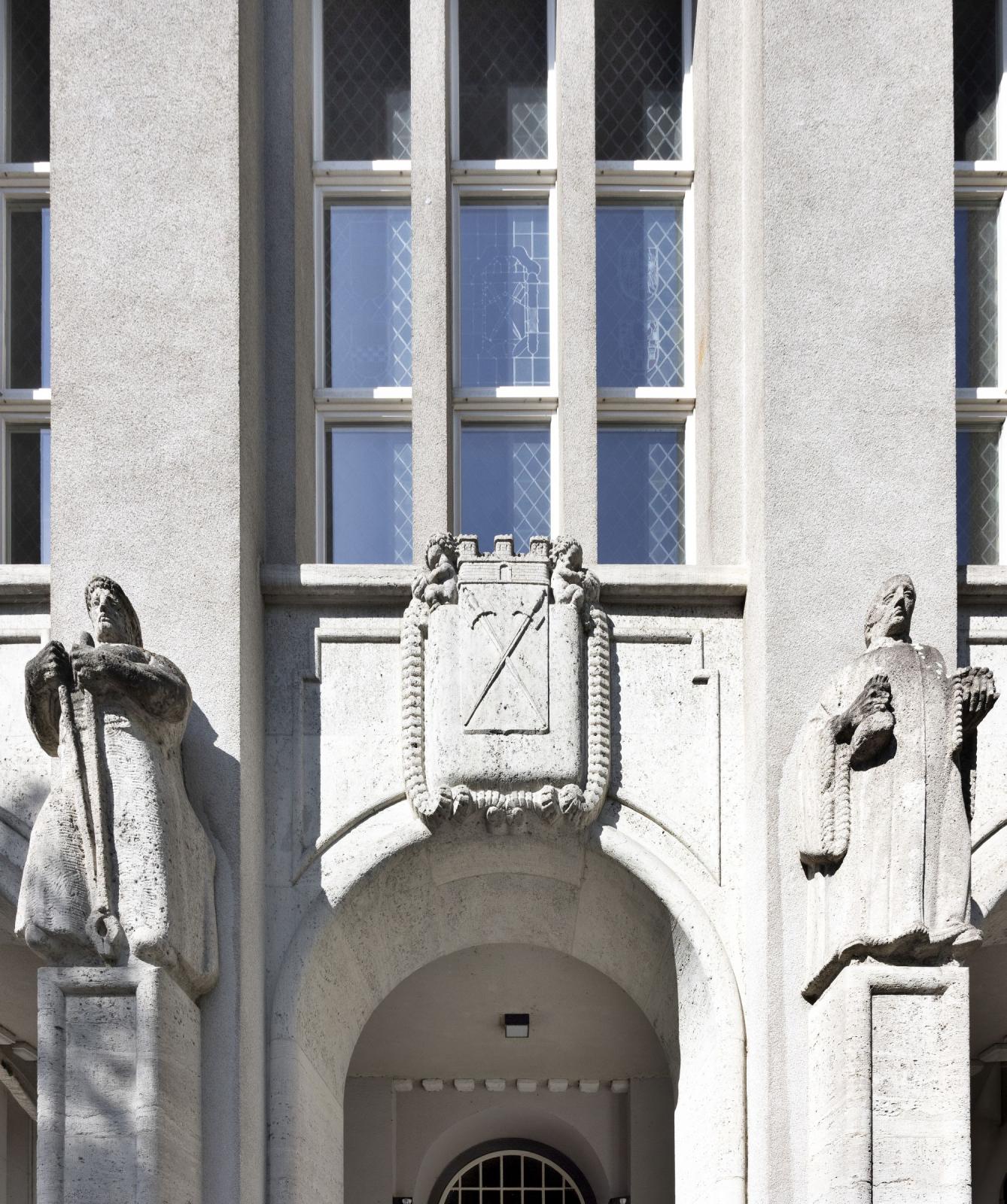 Neues Rathaus Schwerte, seitlicher Haupteingang, Wappen