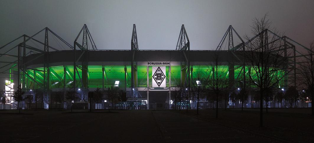 Fußballstadion im Borussia-Park Mönchengladbach, Ansicht bei Nacht