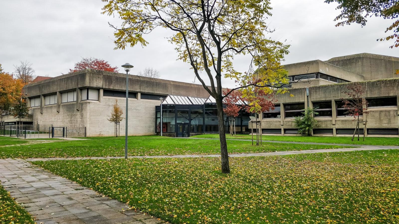 Blick auf Eingangsbereich zwischen Aula und Sporthalle