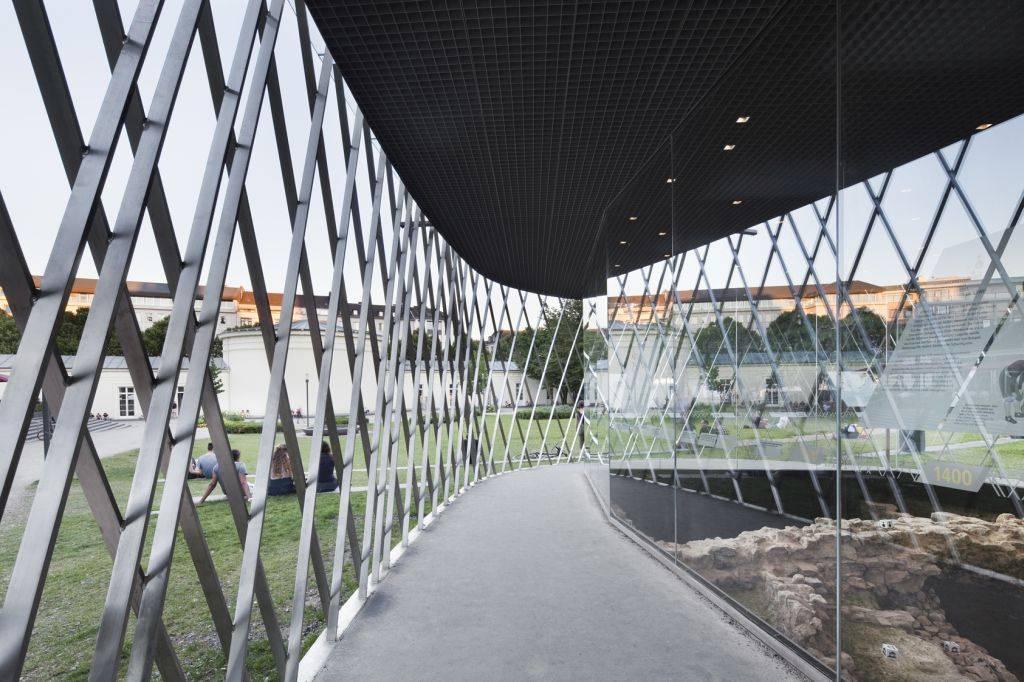 Archäologisches Fenster mit Pavillon aus Edelstahlkonstruktion