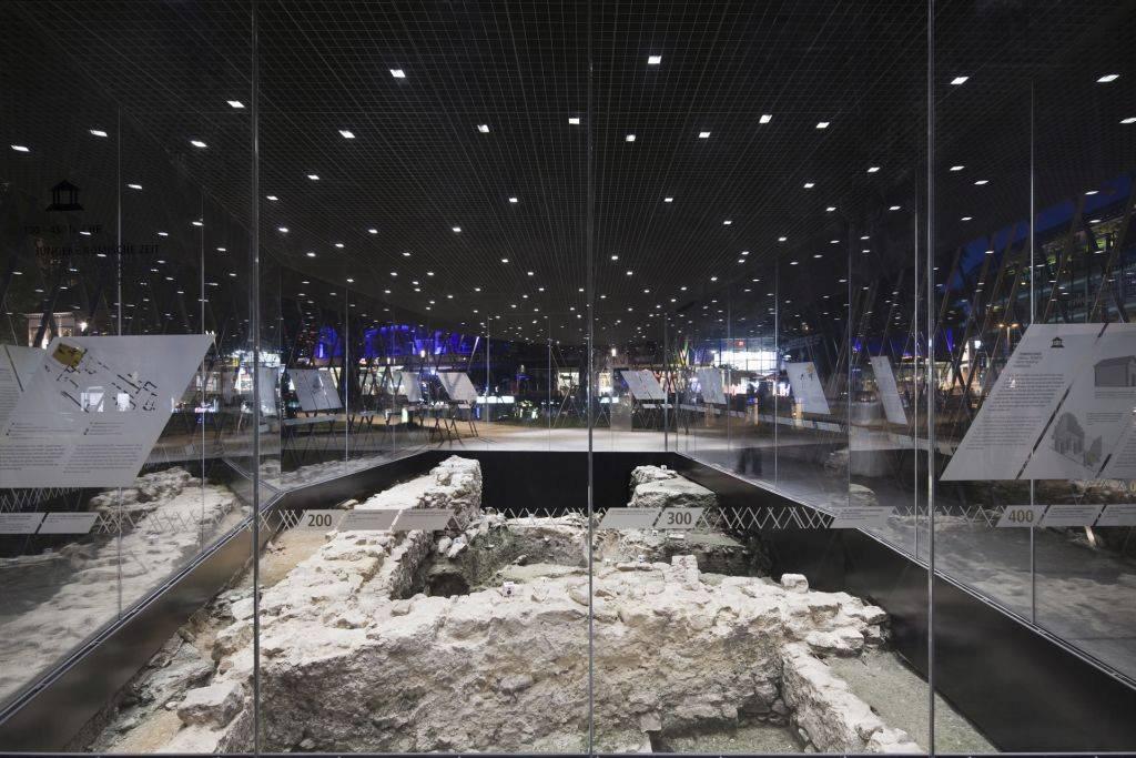 Archäologisches Fenster bei Nacht
