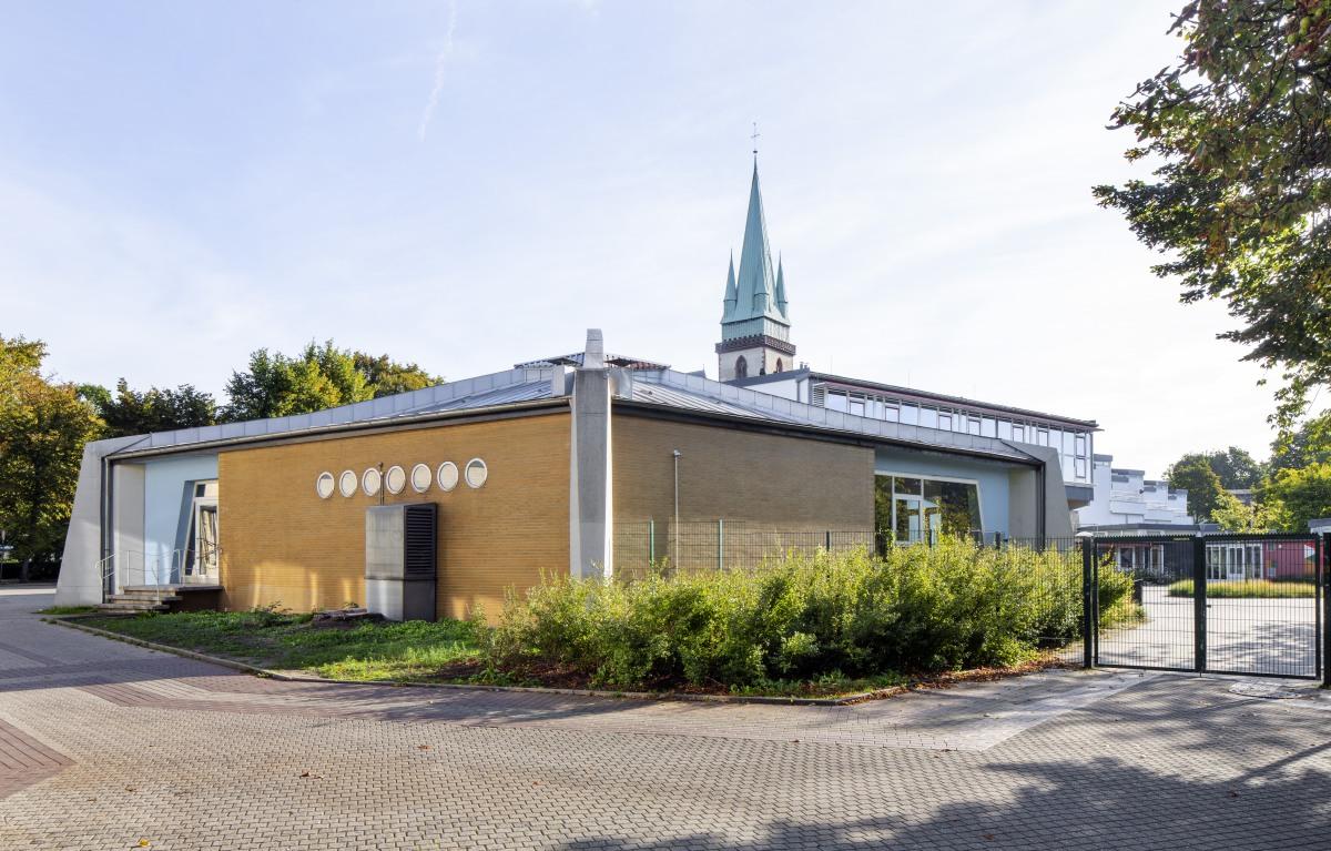 Seitenansicht mit Blick zum Pausenhof