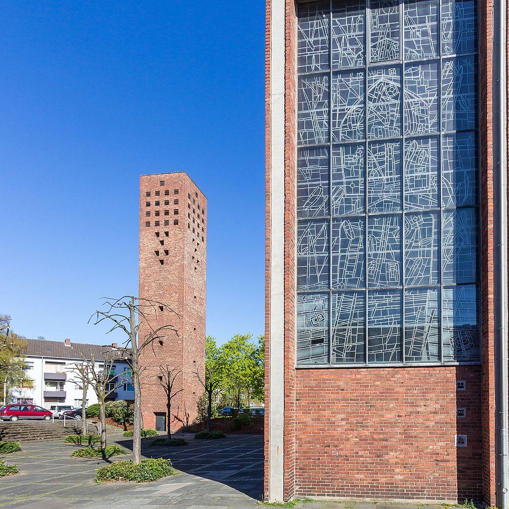 Ansicht Fensterfassade und Glockenturm