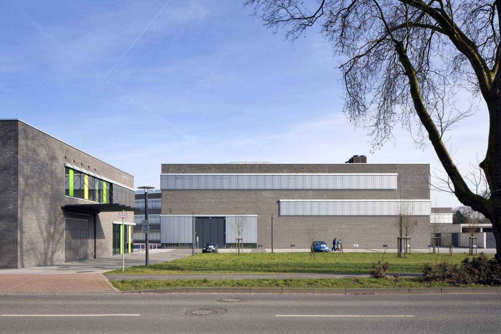 Straßenansicht mit frontalem Blick auf das Technikum