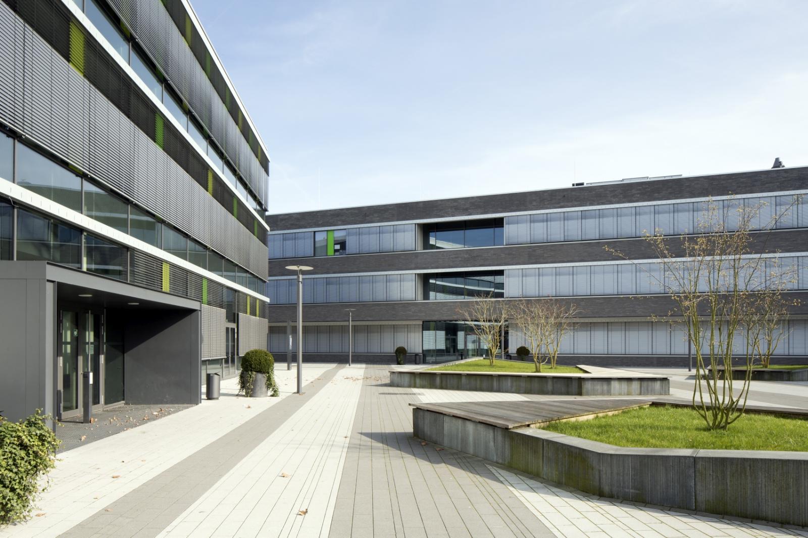 Blick auf Hörsaalzentrum und Fakultätsgebäude
