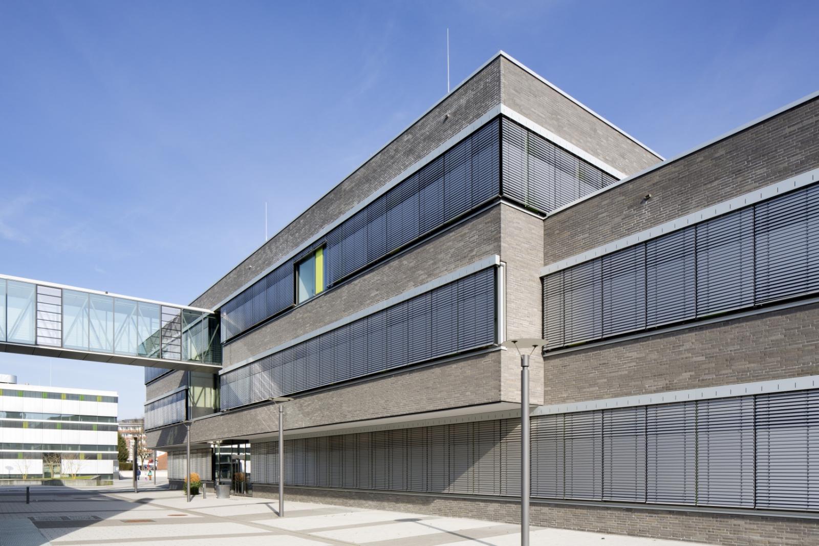 Fakultätsgebäude mit gläserner Brücke zum Technikum