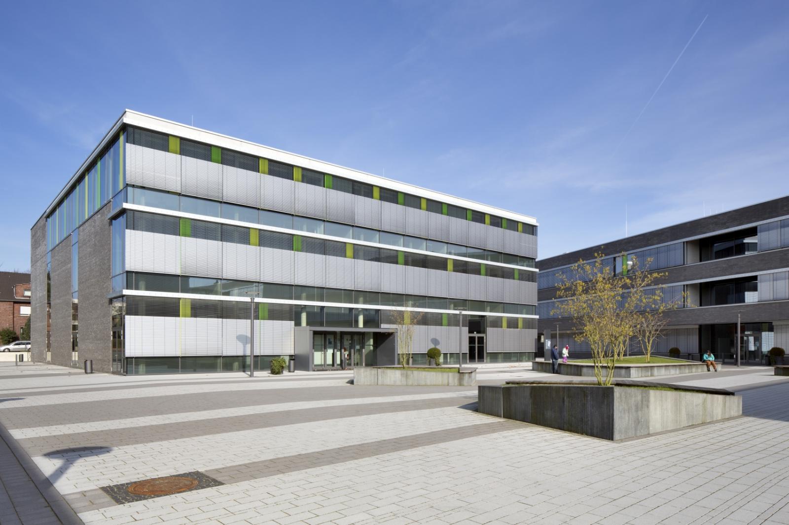 Innenhof mit Blick auf Hörsalzentrum und Fakultätsgebäude
